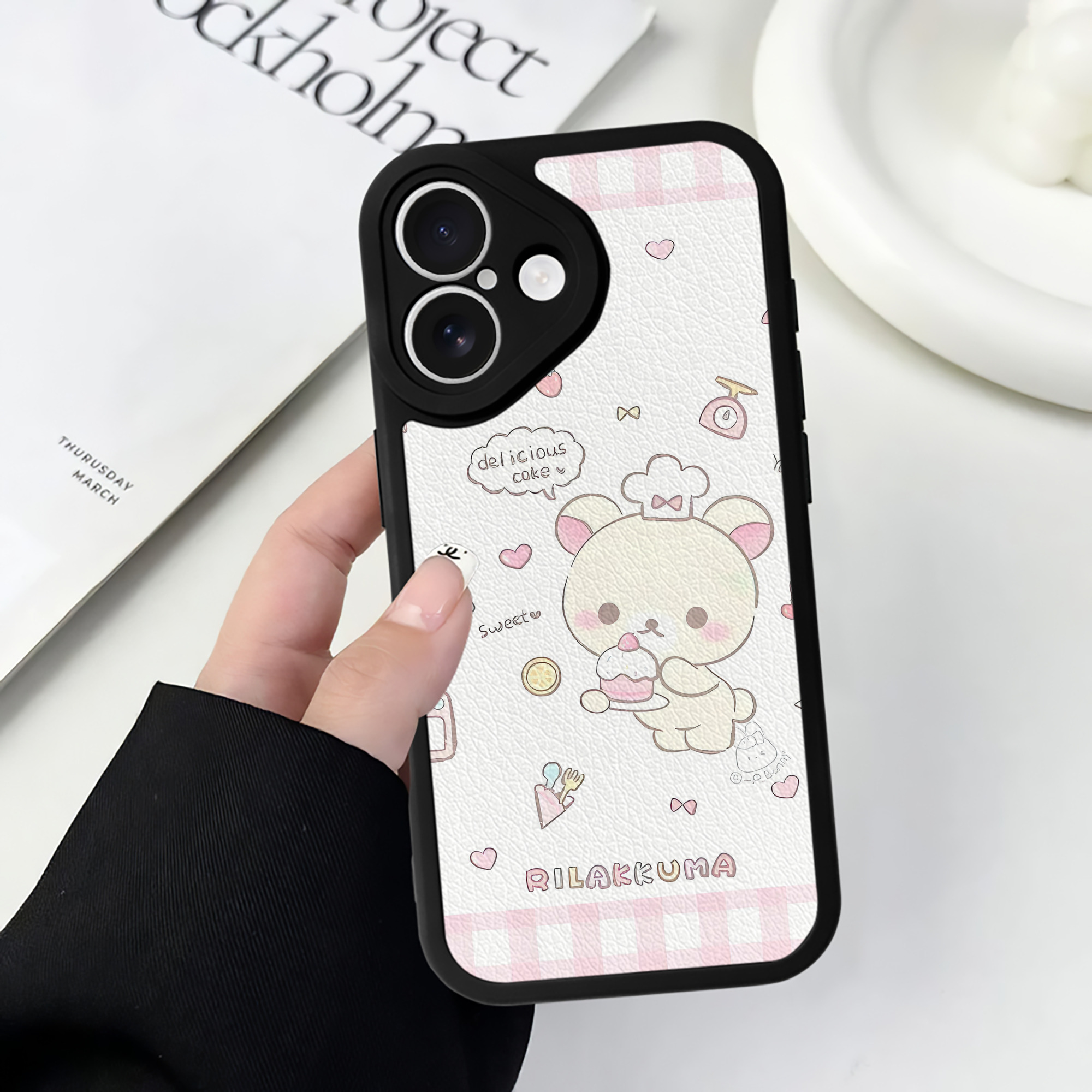 （画像用） リラックマ リラックマ キイロイトリ Rilakkuma Korilakkuma Kiiroitori 【iPhone 16シリーズ対応】シリコンスマホケース（レザー調） 材質：シリコン